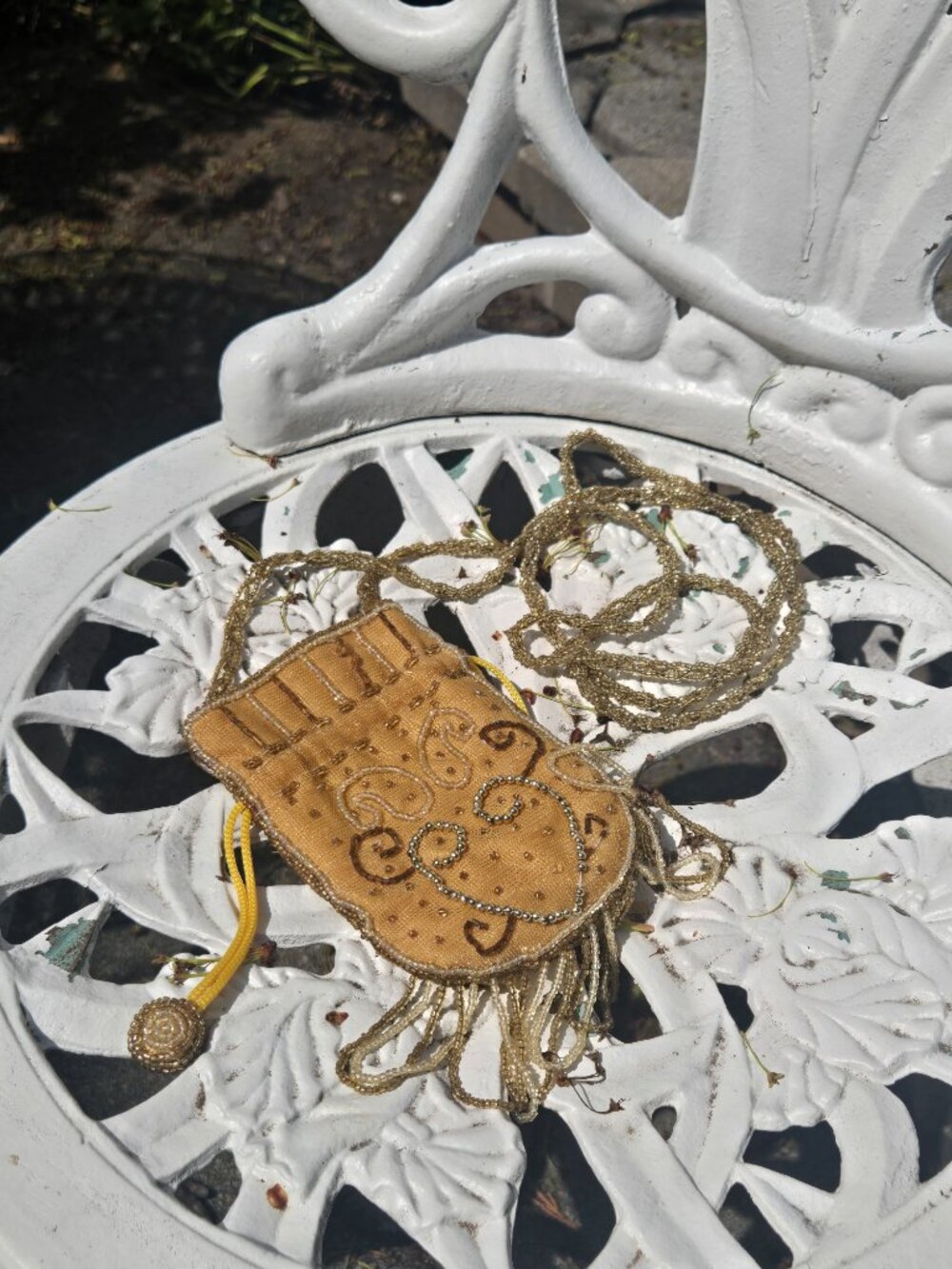 Small gold hand embroidered beaded purse for garden party - Picture 4 of 14